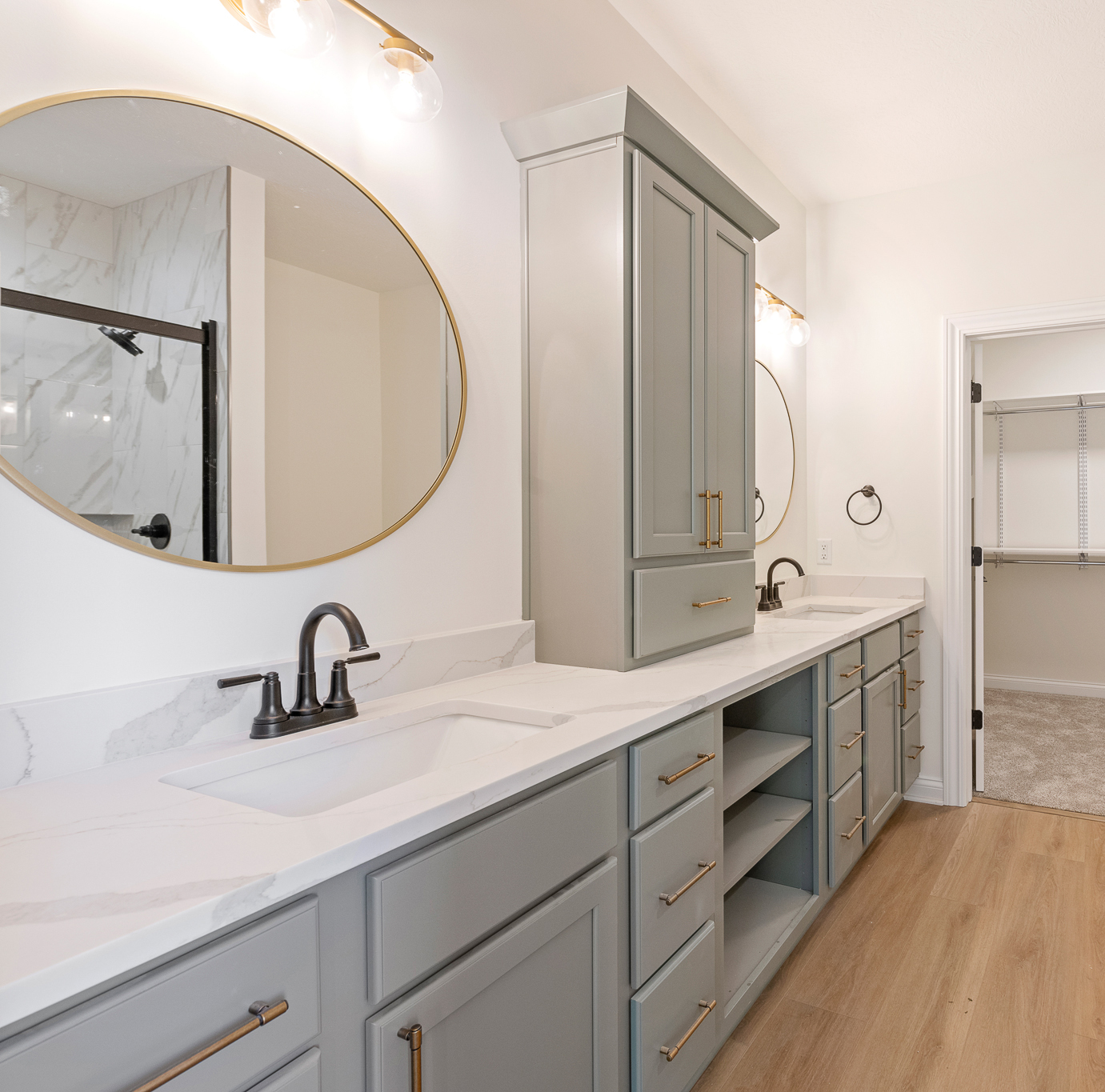 luxury primary bathroom